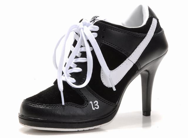 chaussure nike a talon noir et blanc